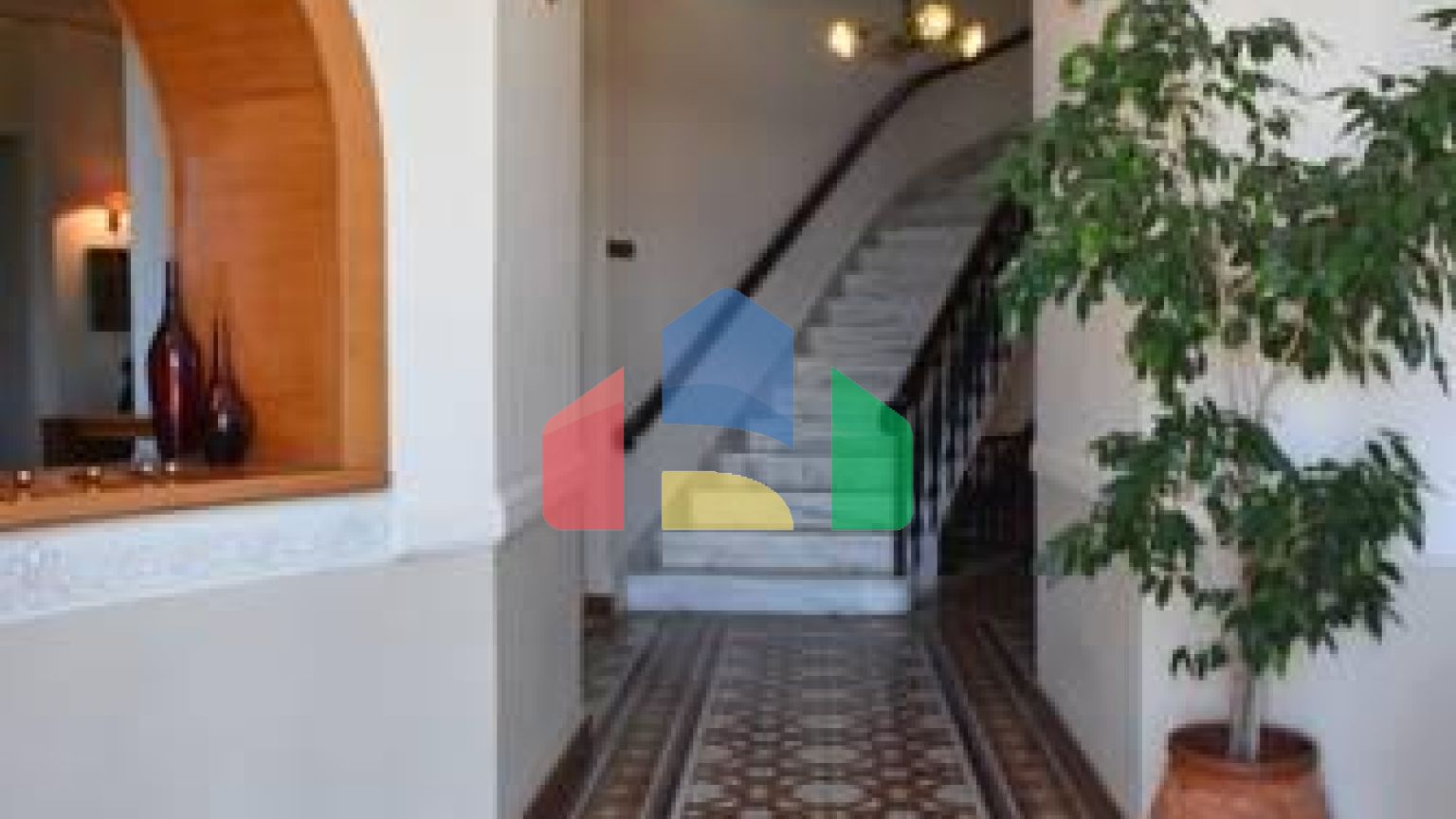 Продаж - Готель 1500 m² Евія