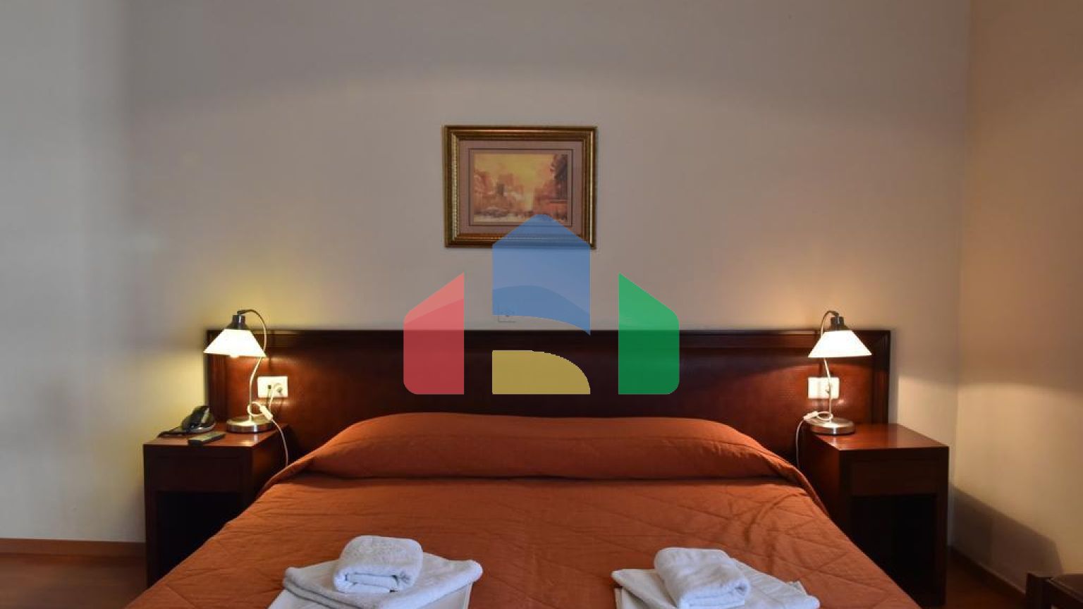 Продаж - Готель 1500 m² Евія