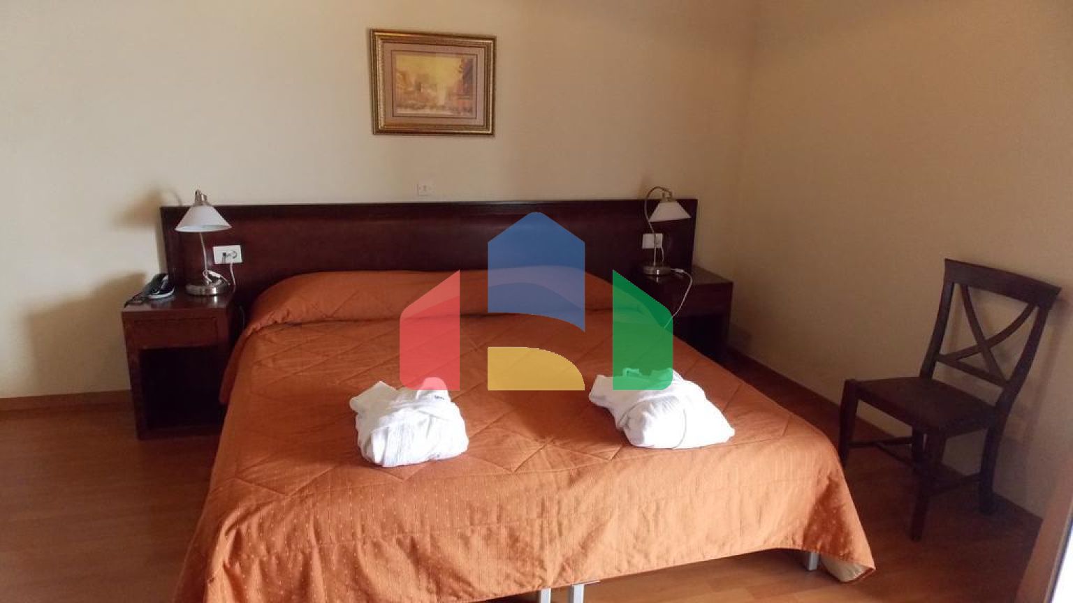 Продаж - Готель 1500 m² Евія