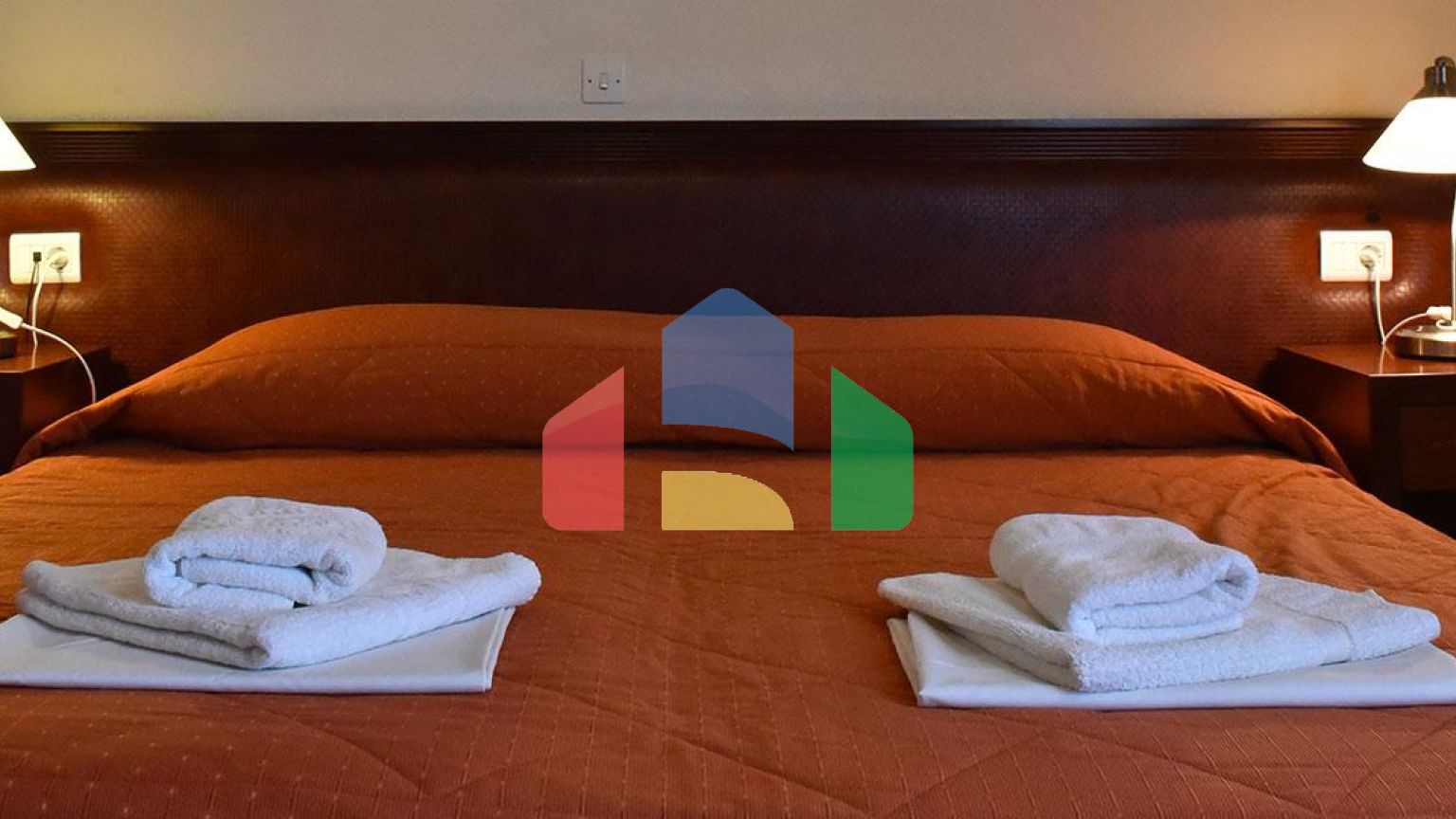 Продаж - Готель 1500 m² Евія