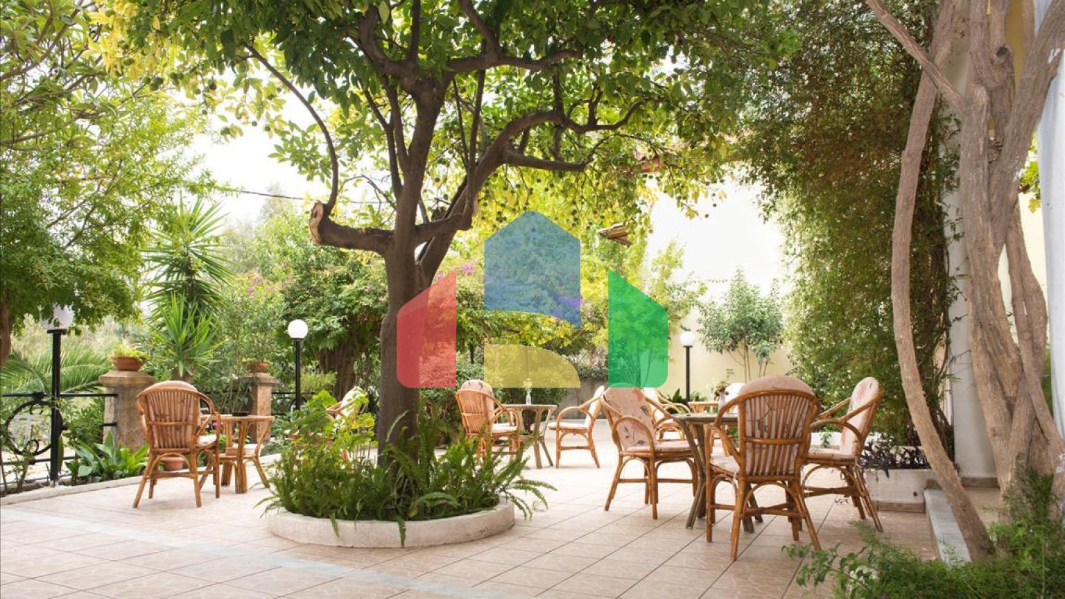 Продаж - Готель 900 m² Евія