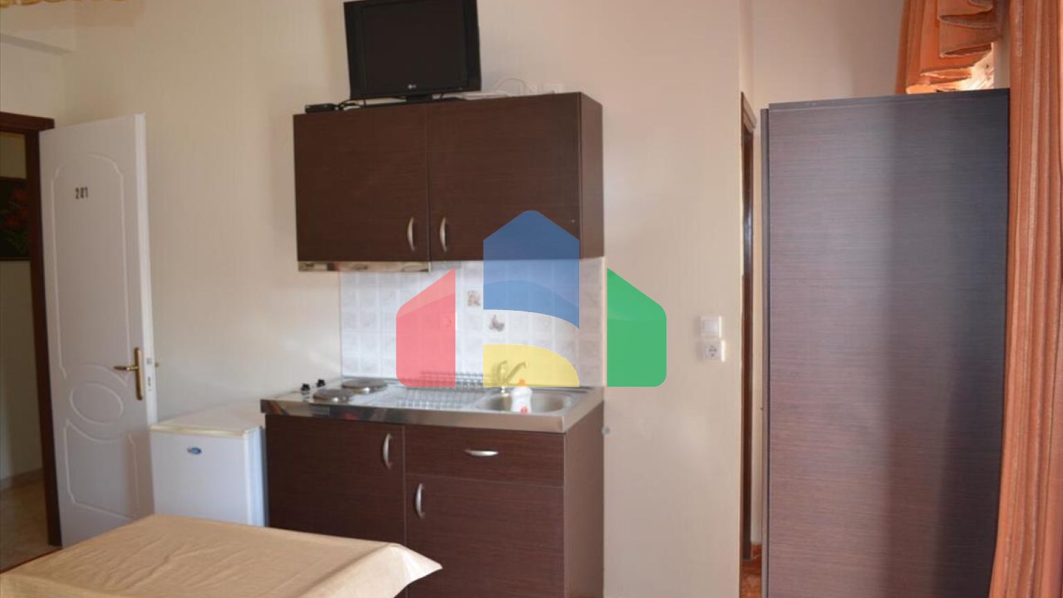 Продаж - Готель 630 m² Евія