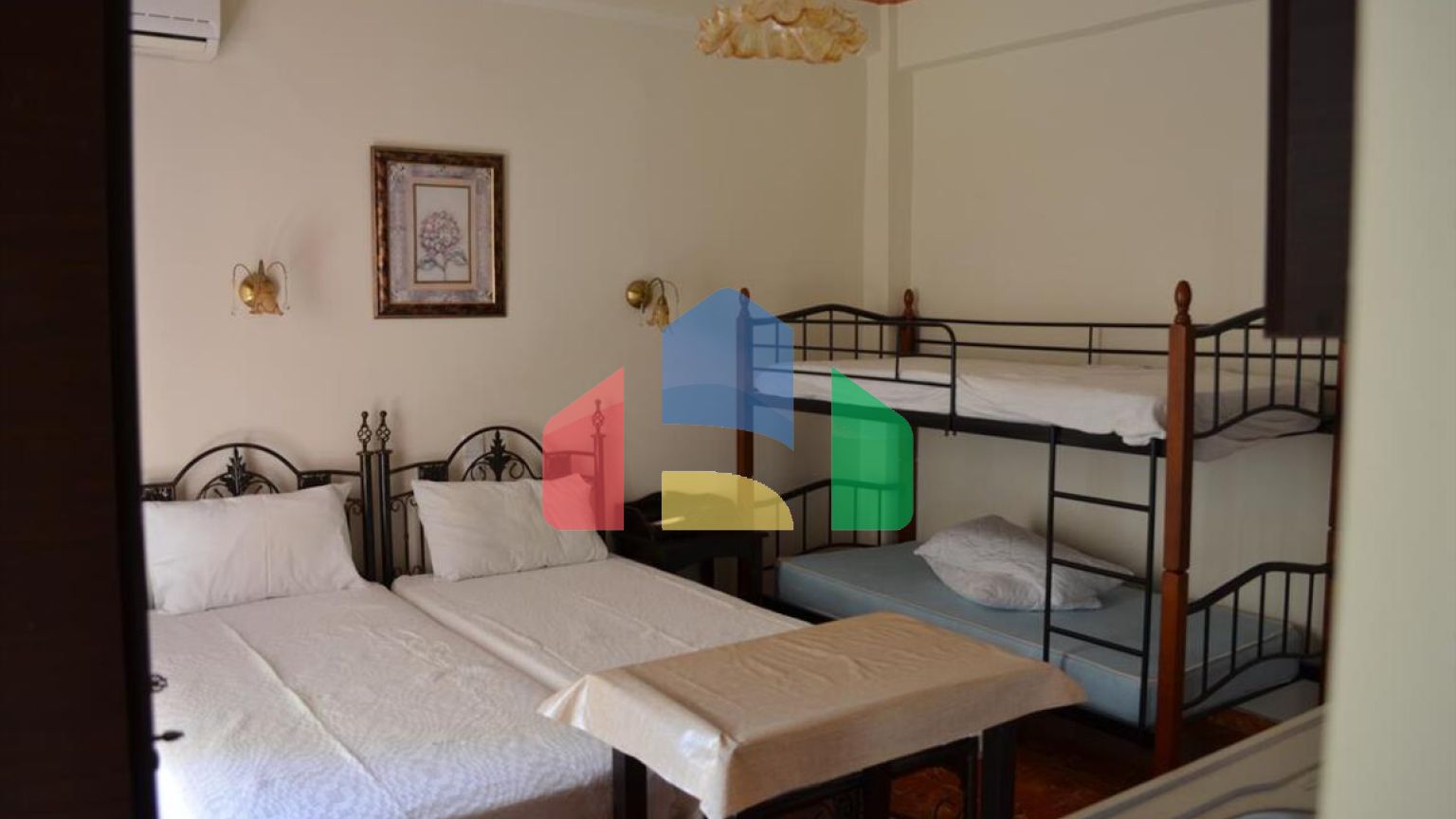 Продаж - Готель 630 m² Евія