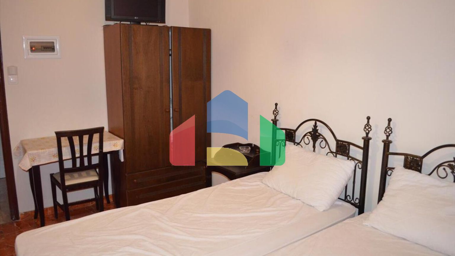 Продаж - Готель 630 m² Евія