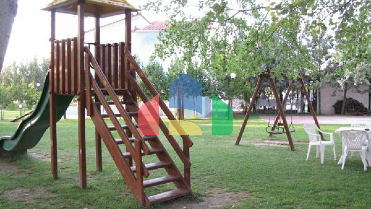 Продаж - Готель 400 m² Евія