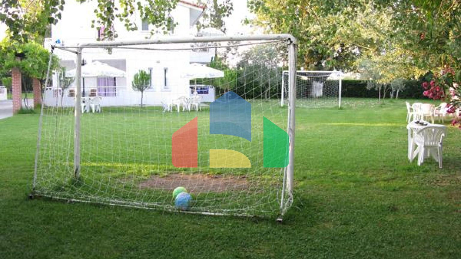 Продаж - Готель 400 m² Евія