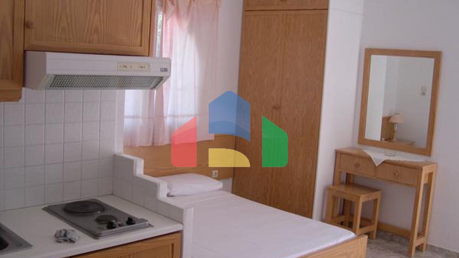 Продаж - Готель 400 m² Евія