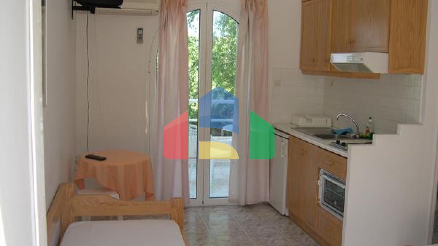 Продаж - Готель 400 m² Евія