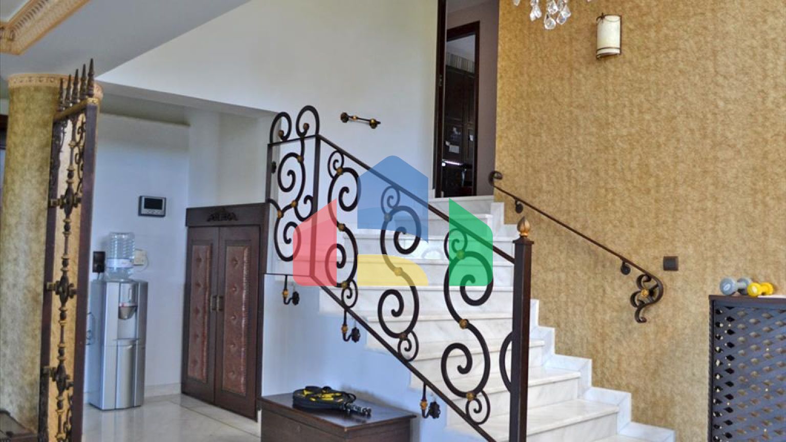 Продаж - Котедж 550 m² Евія