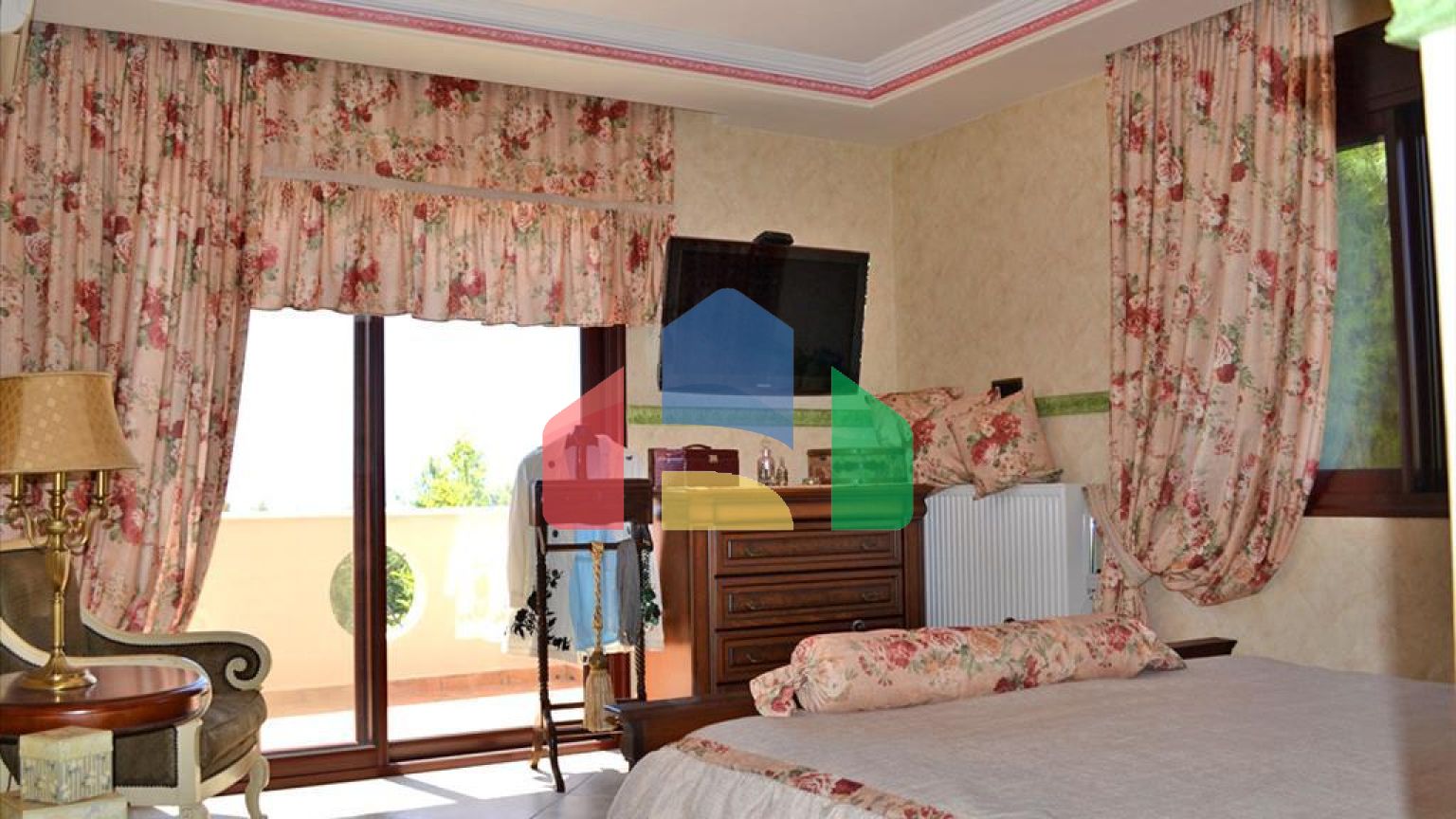 Продаж - Котедж 550 m² Евія