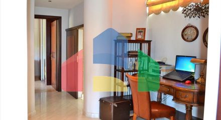 Продаж - Котедж 550 m² Евія