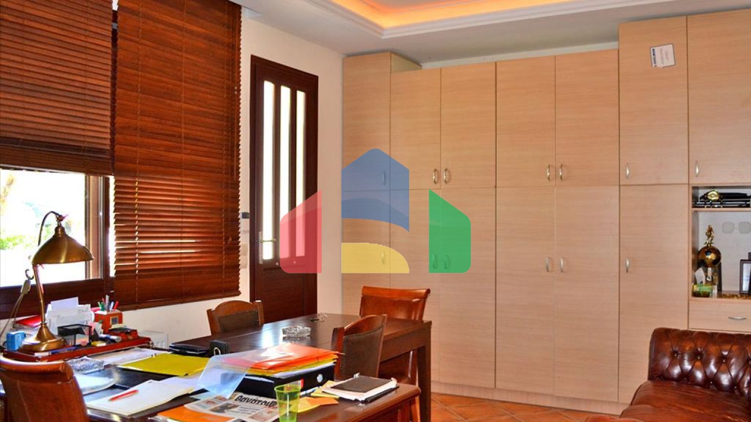 Продаж - Котедж 550 m² Евія