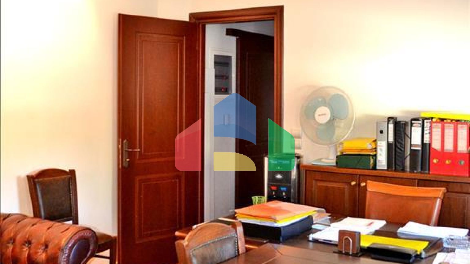 Продаж - Котедж 550 m² Евія