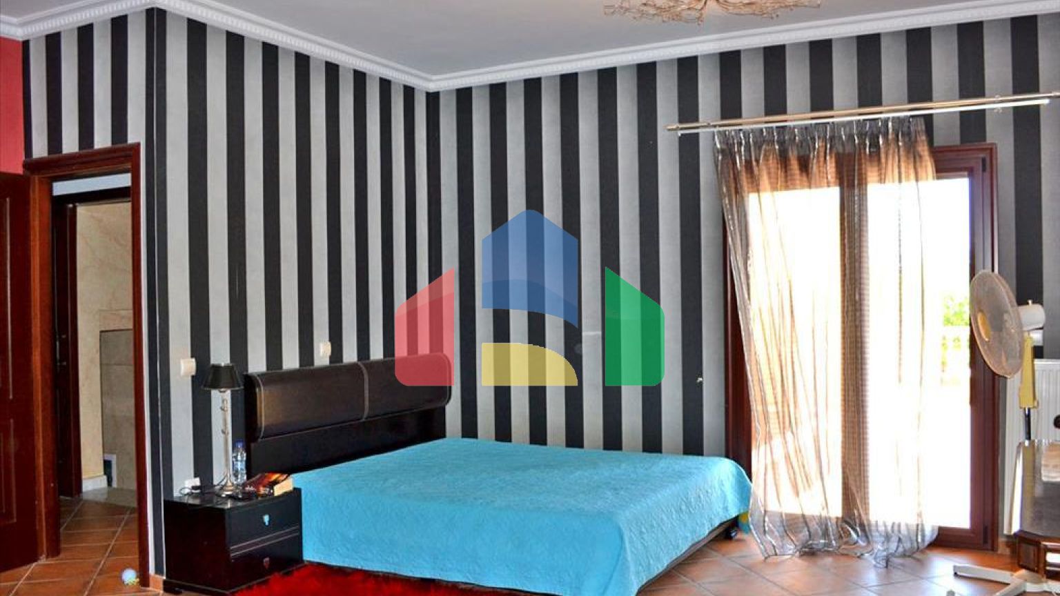 Продаж - Котедж 550 m² Евія