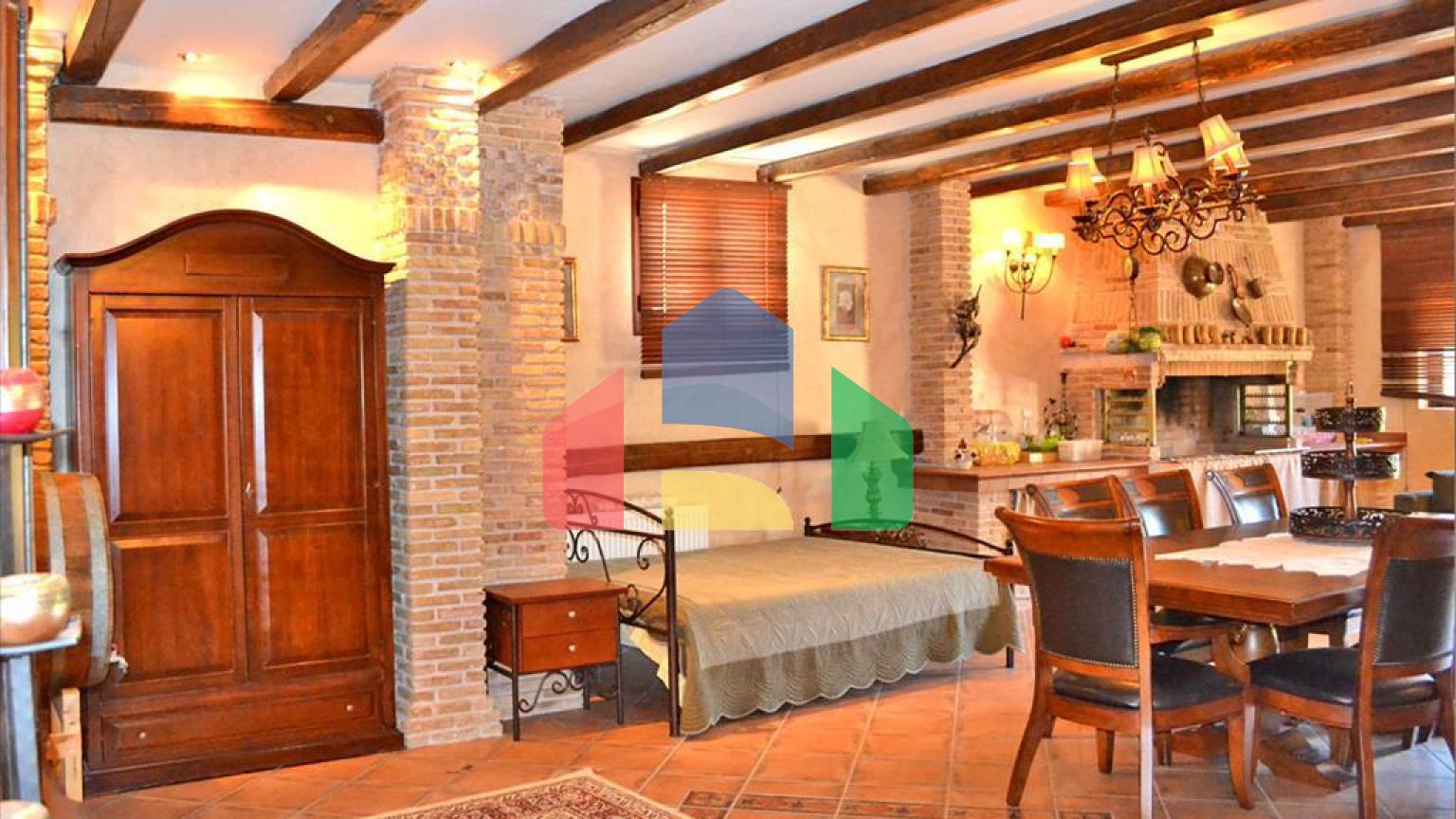 Продаж - Котедж 550 m² Евія