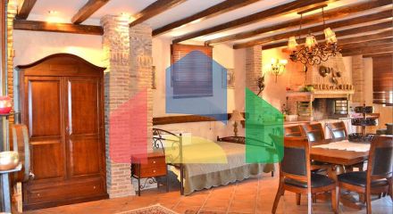 Продаж - Котедж 550 m² Евія