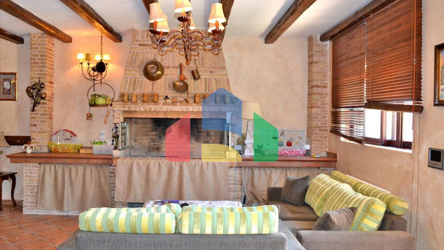 Продаж - Котедж 550 m² Евія