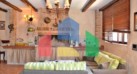 Продаж - Котедж 550 m² Евія