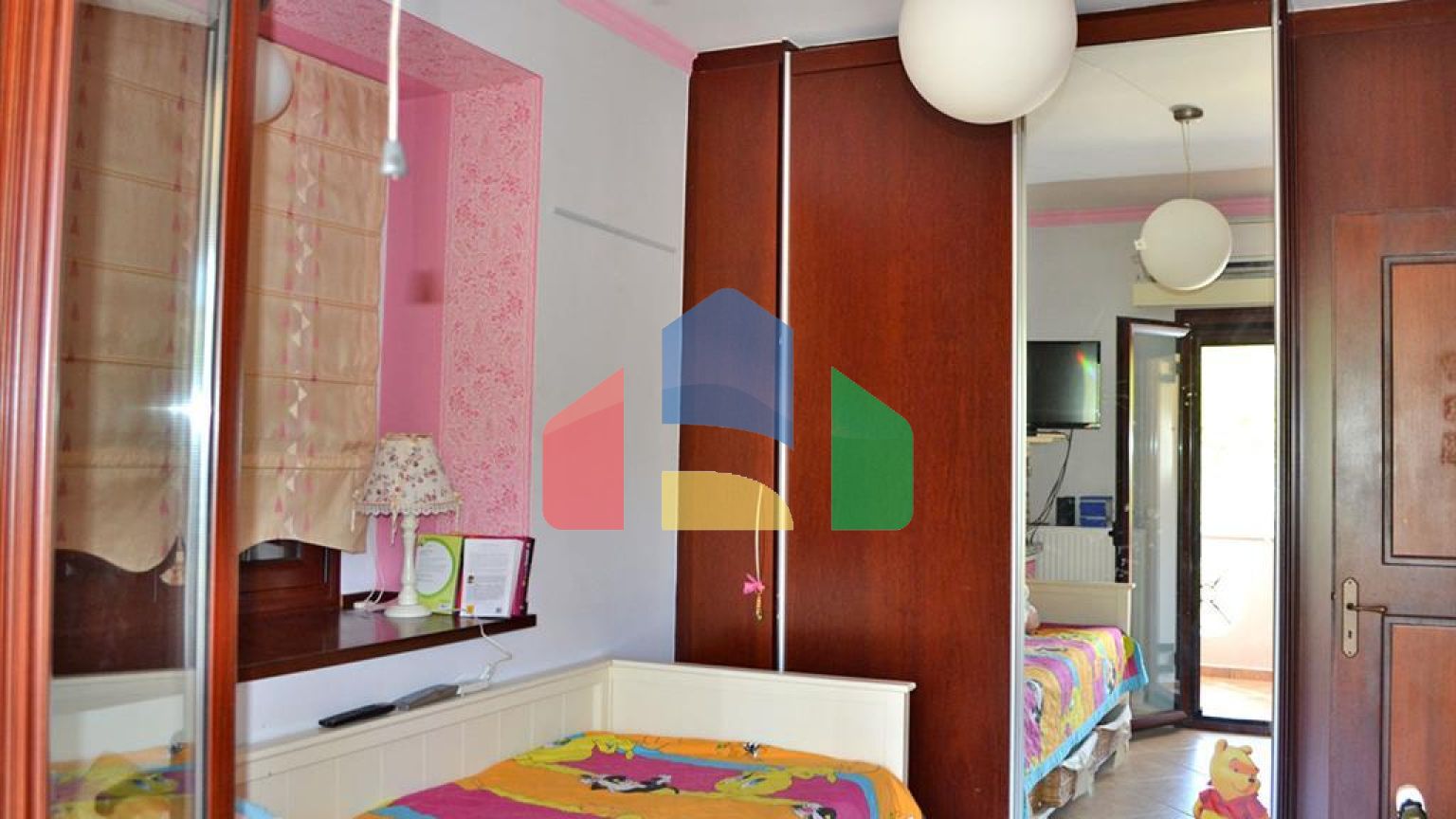 Продаж - Котедж 550 m² Евія