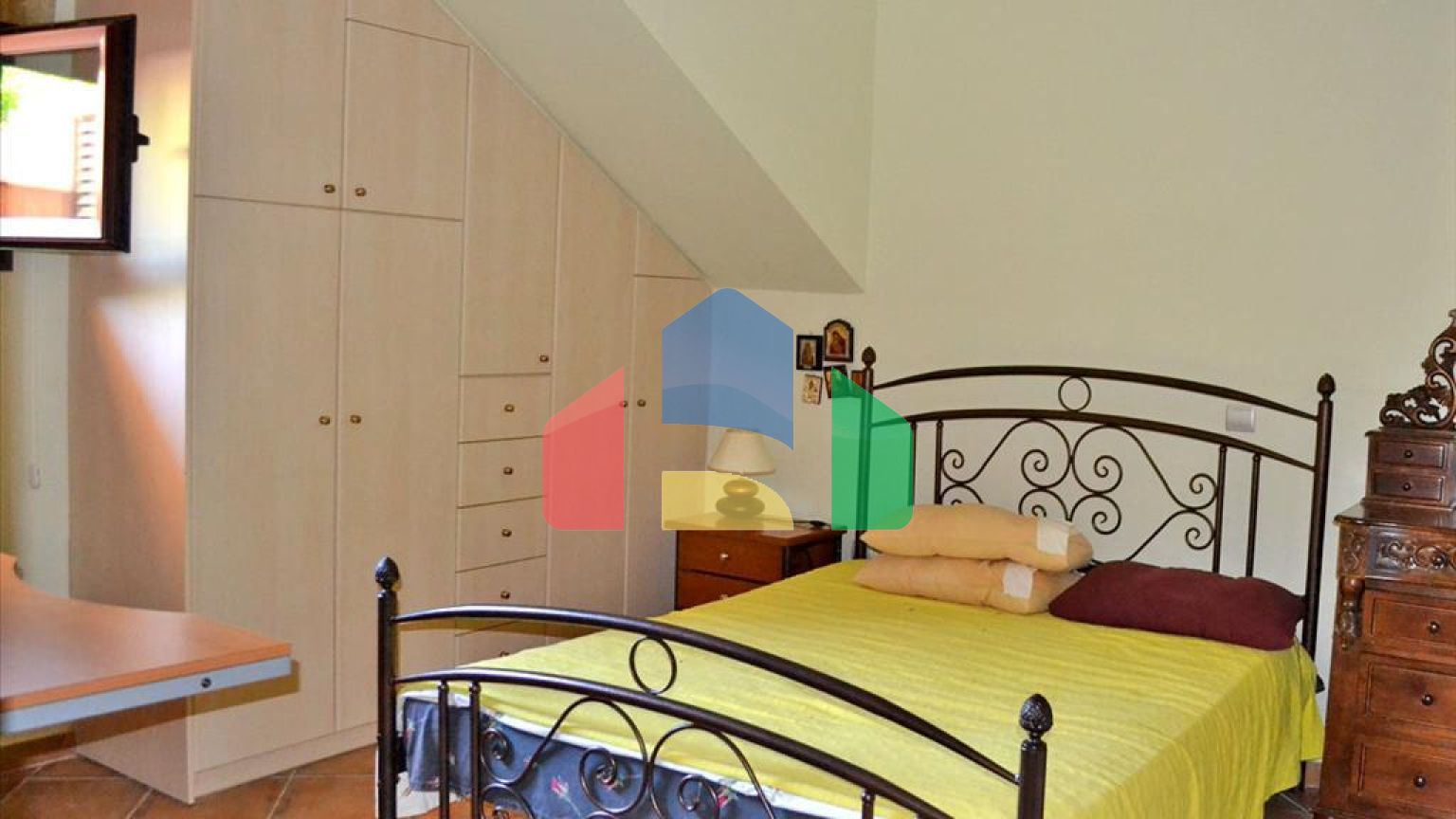 Продаж - Котедж 550 m² Евія