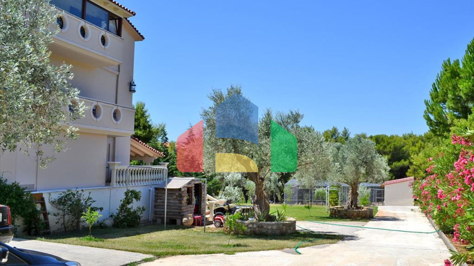 Продаж - Котедж 550 m² Евія