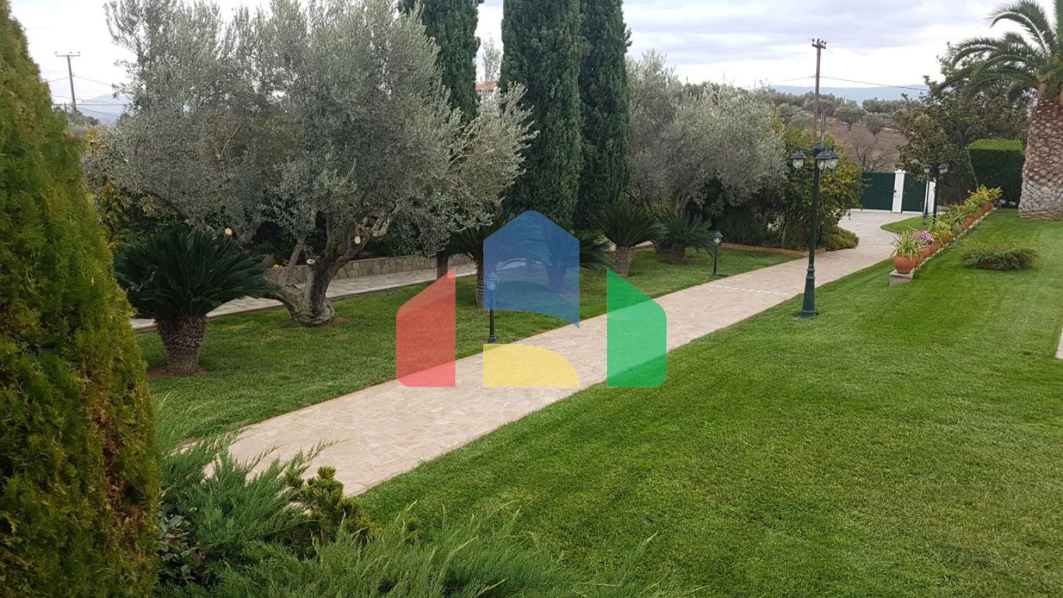 Продажа - Вилла 440 m² Эвия