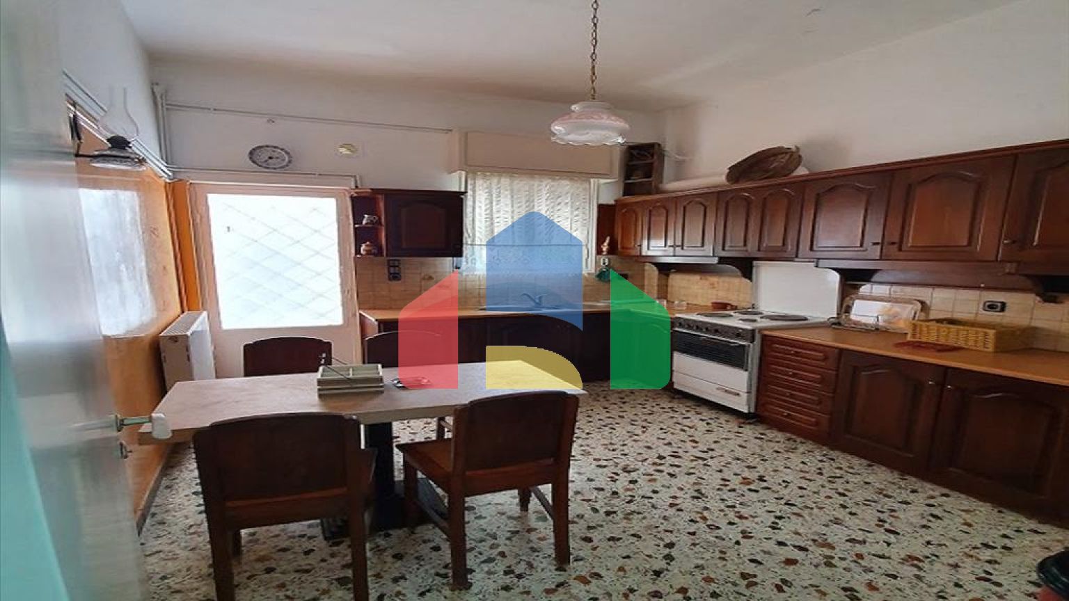 Продаж - Готель 307 m² Евія