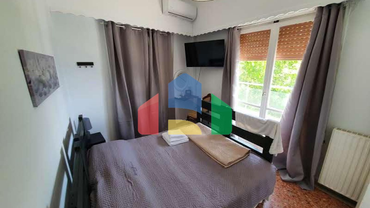 Продаж - Готель 307 m² Евія