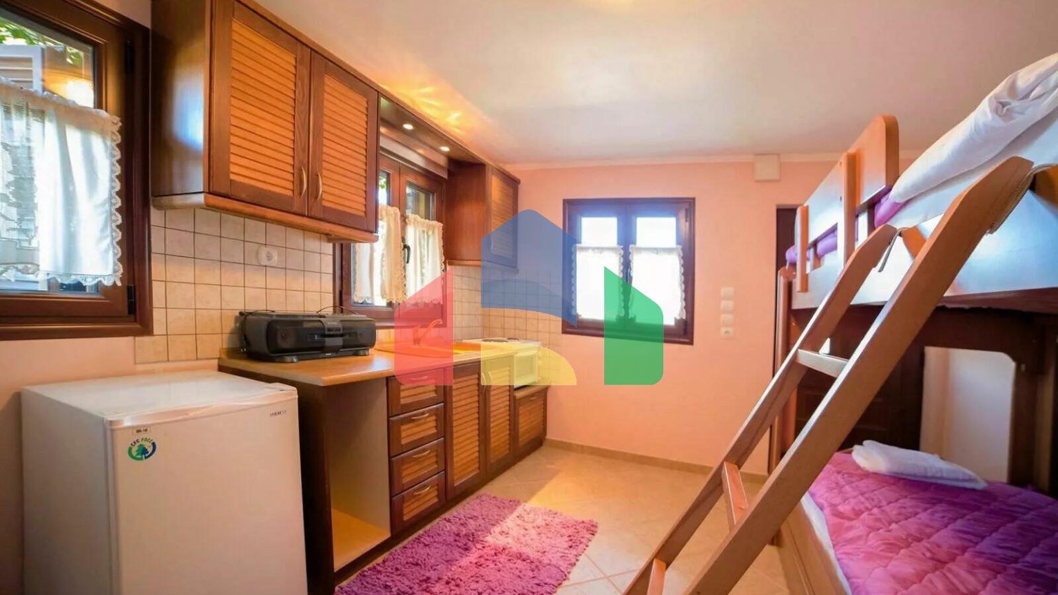 Продаж - Котедж 180 m² Евія