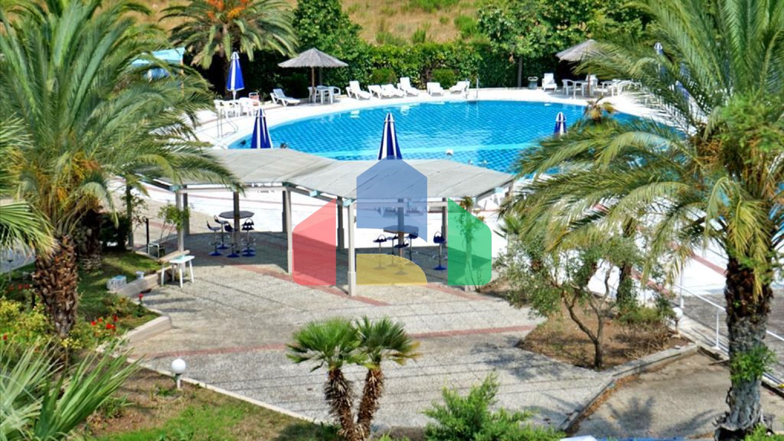 Продаж - Готель 8000 m² в центральній Греції