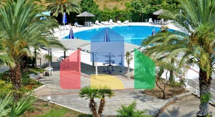 Продаж - Готель 8000 m² в центральній Греції