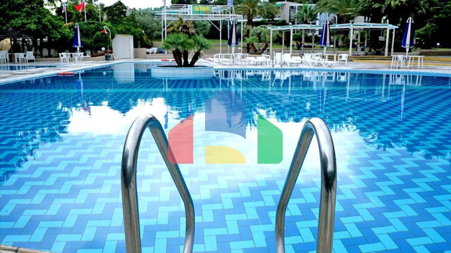 Продаж - Готель 8000 m² в центральній Греції