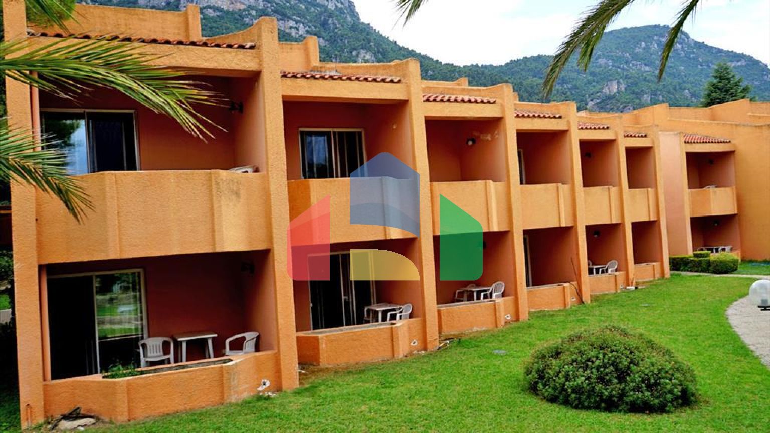 Продаж - Готель 8000 m² в центральній Греції