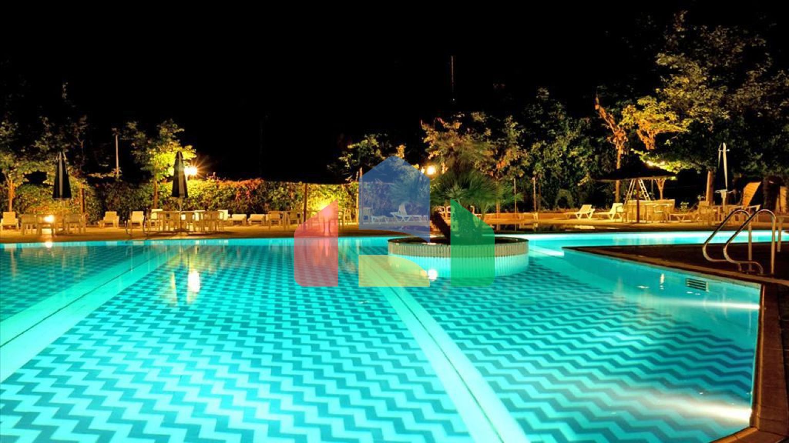 Продаж - Готель 8000 m² в центральній Греції