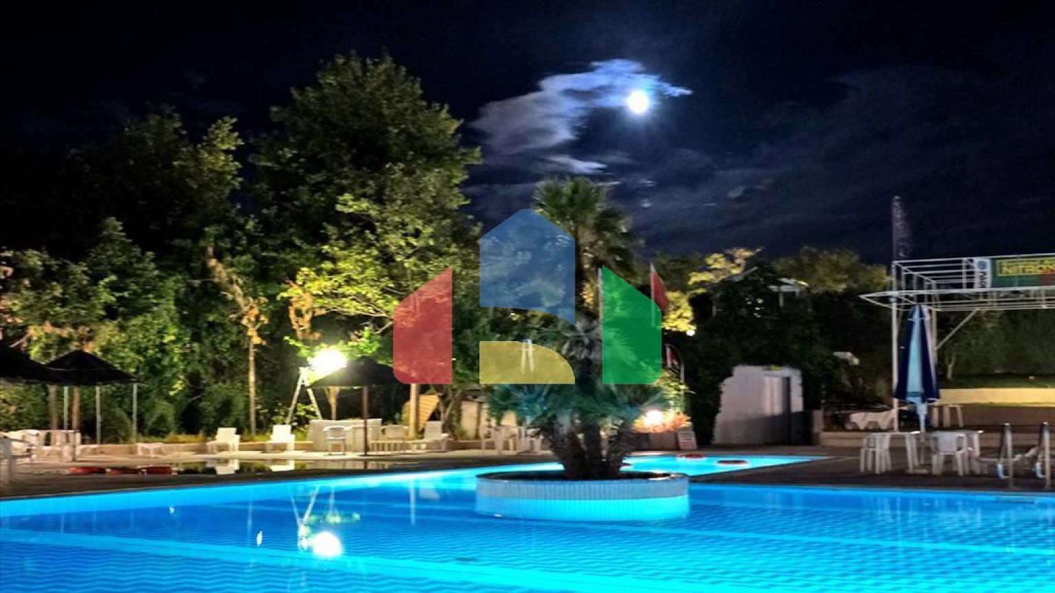 Продаж - Готель 8000 m² в центральній Греції