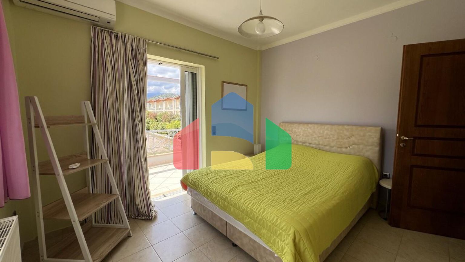 Продаж - Вілла 240 m² на східному Пелопоннесі