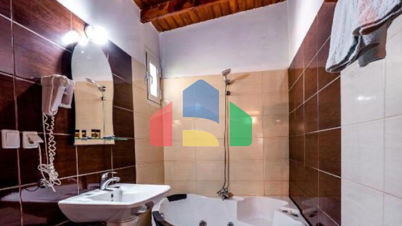 Продаж - Готель 450 m² в передмісті Кавалі