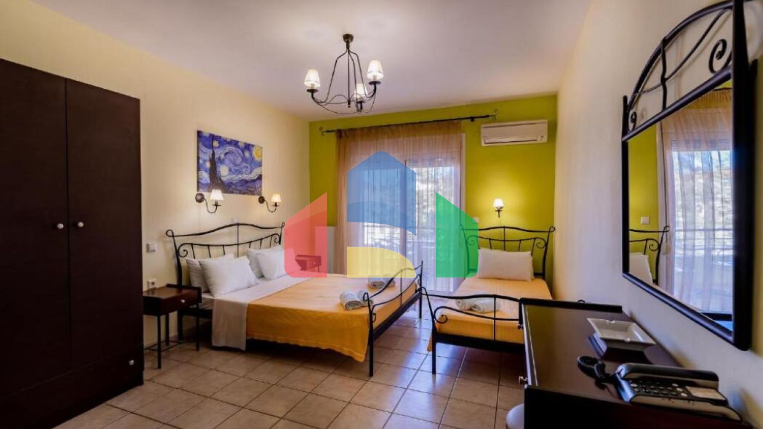 Продаж - Готель 450 m² в передмісті Кавалі