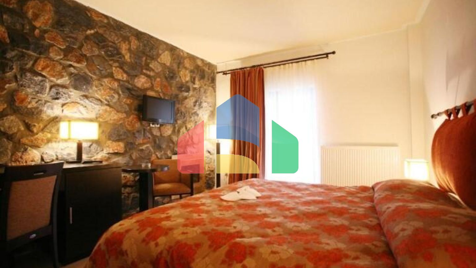 Продаж - Готель 2500 m² в Каймактсалані