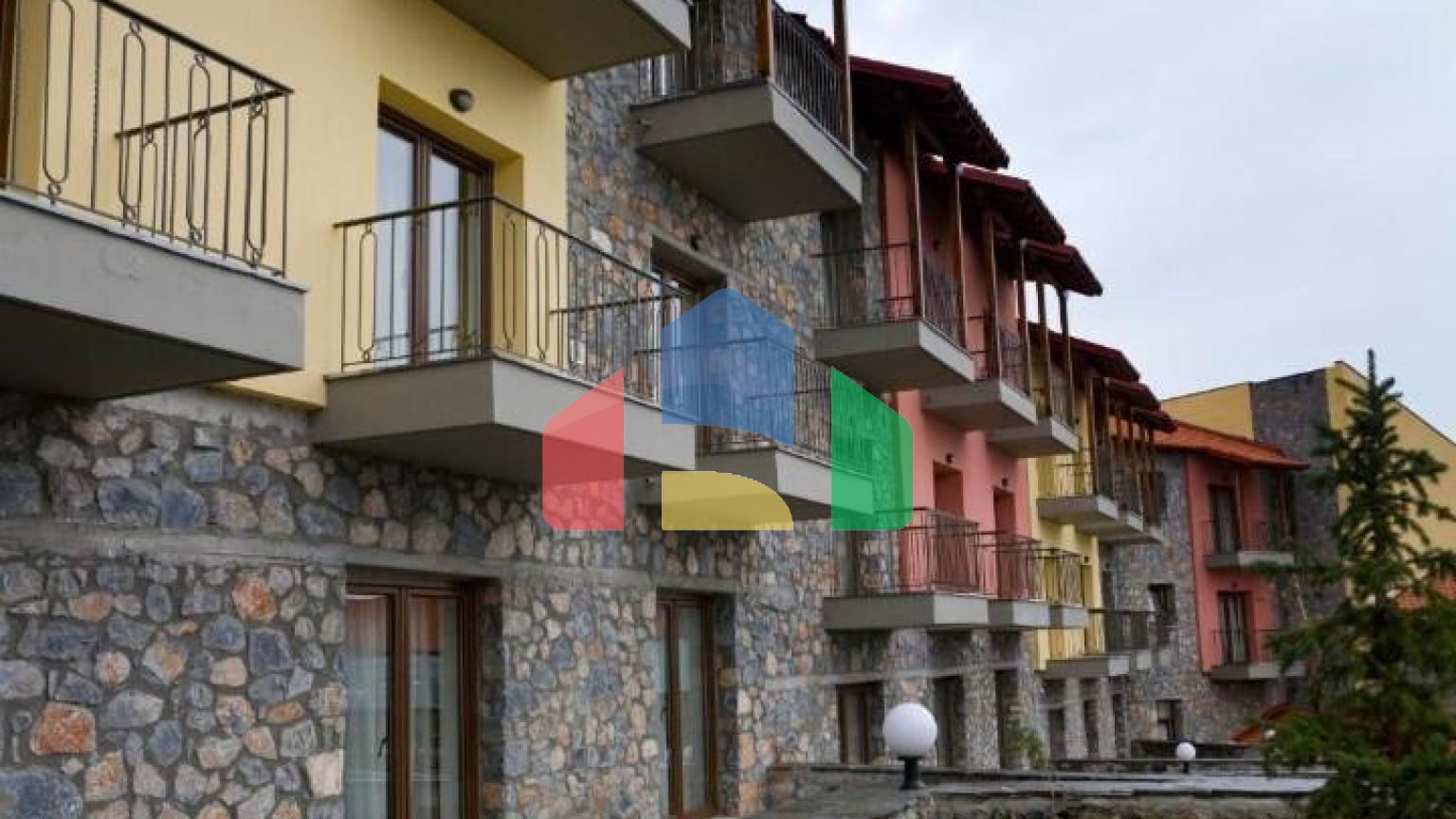 Продаж - Готель 2500 m² в Каймактсалані