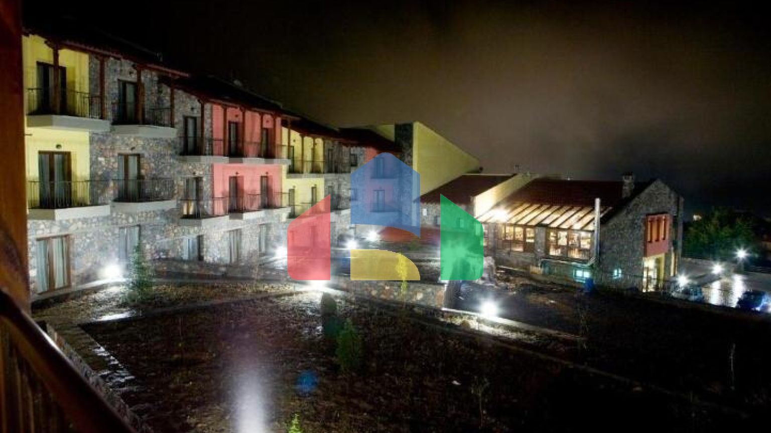 Продаж - Готель 2500 m² в Каймактсалані