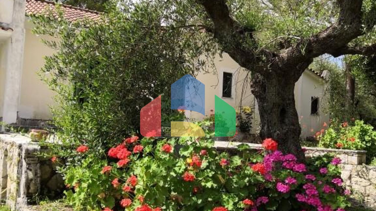 Продаж - Котедж 350 m² о. Закінф