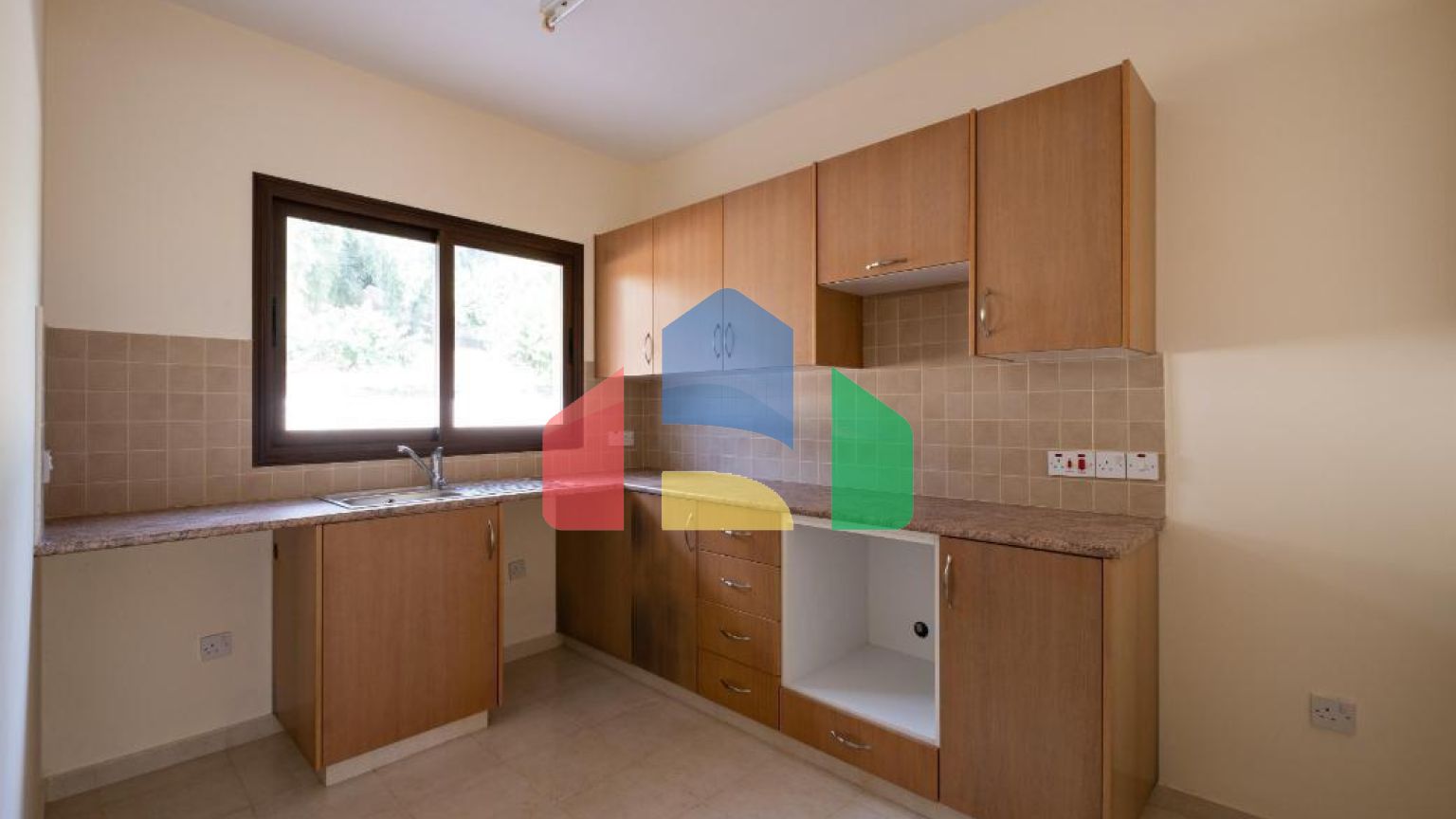 Продаж - Котедж 93 m² В Пафосе