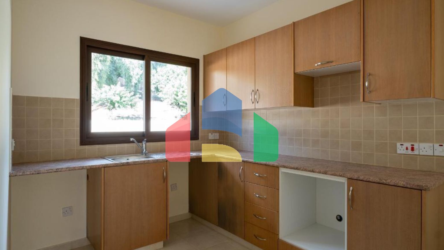 Продаж - Котедж 93 m² В Пафосе