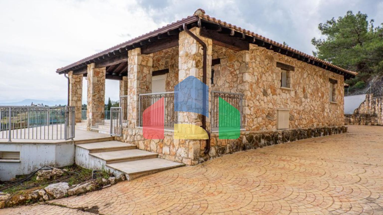 Продаж - Котедж 220 m² В Пафосе