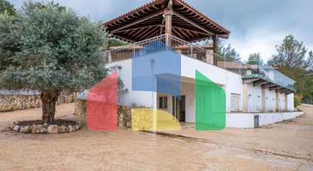 Продаж - Котедж 220 m² В Пафосе