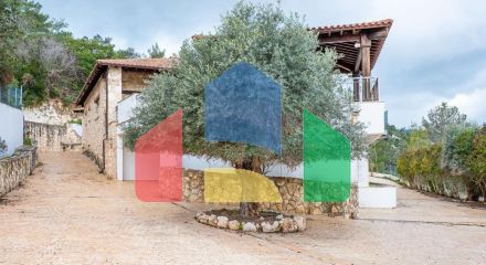 Продаж - Котедж 220 m² В Пафосе