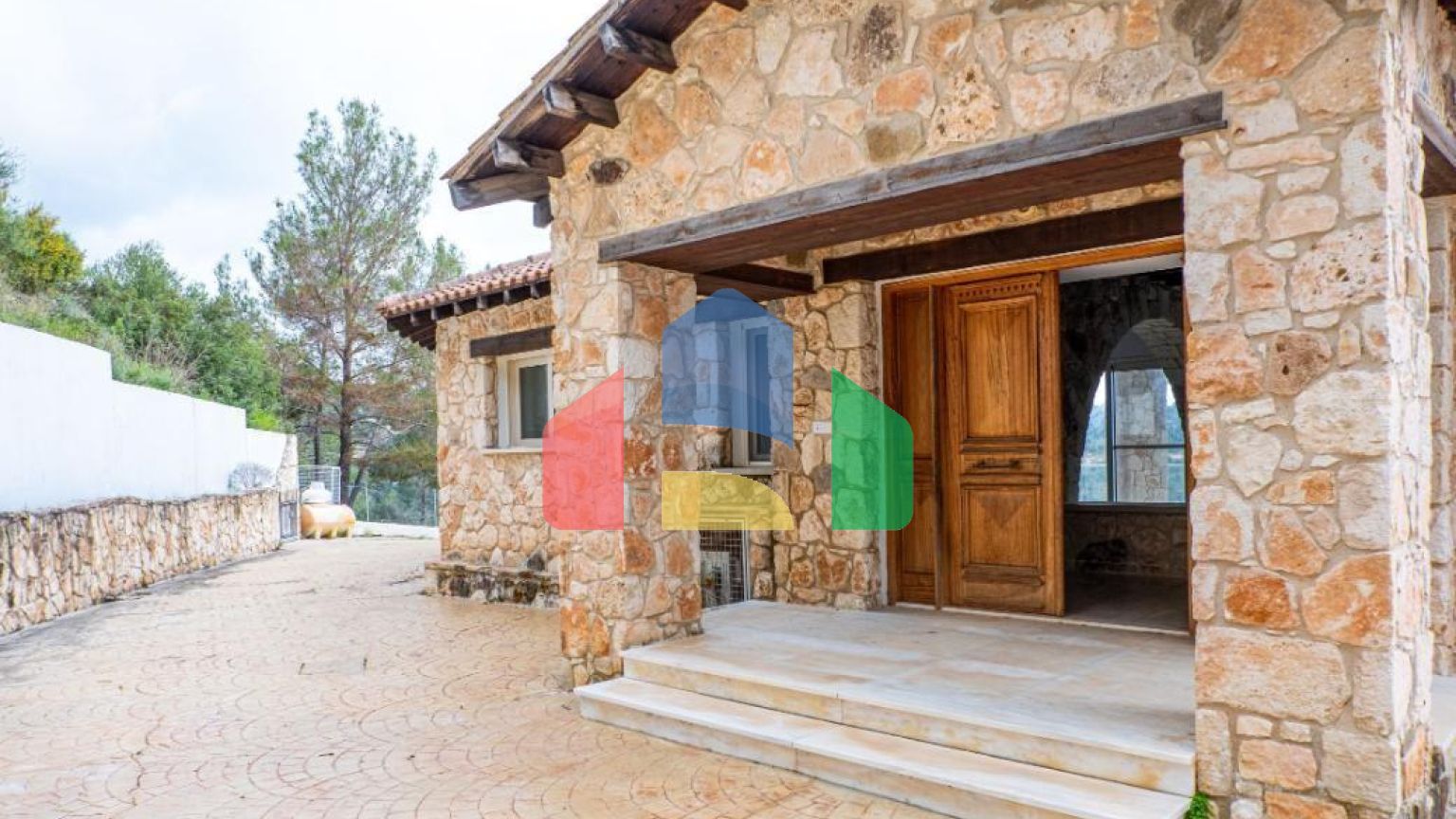 Продаж - Котедж 220 m² В Пафосе