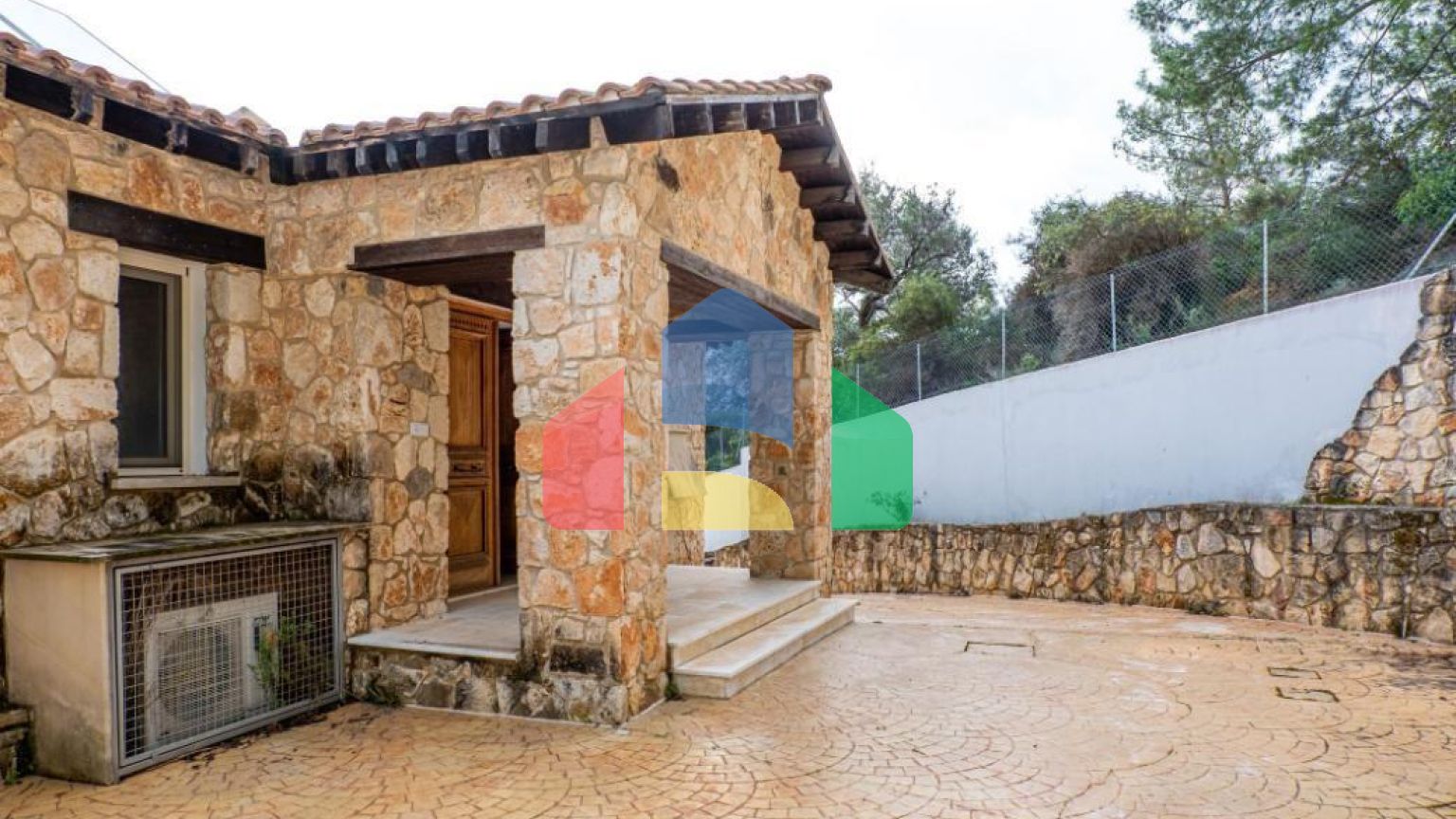 Продаж - Котедж 220 m² В Пафосе