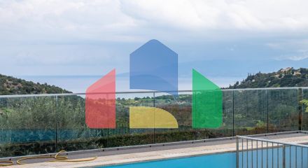 Продаж - Котедж 220 m² В Пафосе